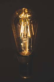 Squirrel-Cage-LED-Bulbs-vs-Incandescent-Bulbs